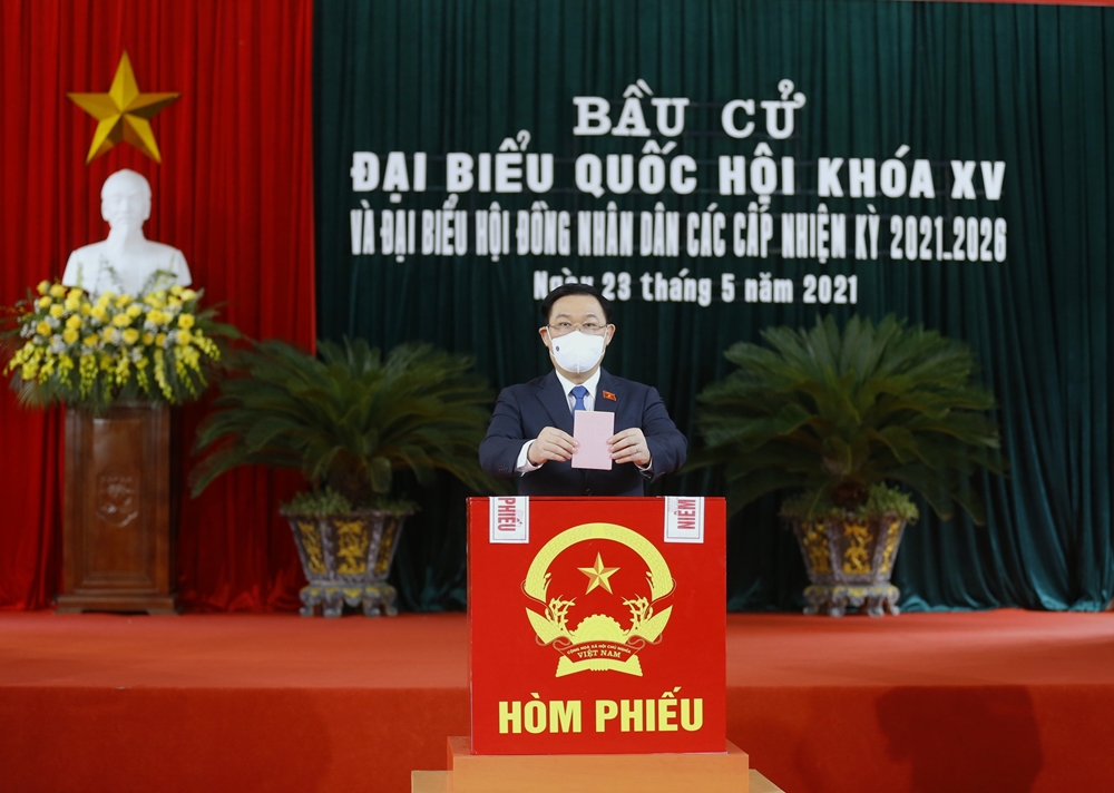 Chủ tịch Quốc hội Vương Đình Huệ bỏ lá phiếu đầu tiên tại khu vực bầu cử số 1, thị trấn An Lão, huyện An Lão, thành phố Hải Phòng. Ảnh: Chiến Thắng